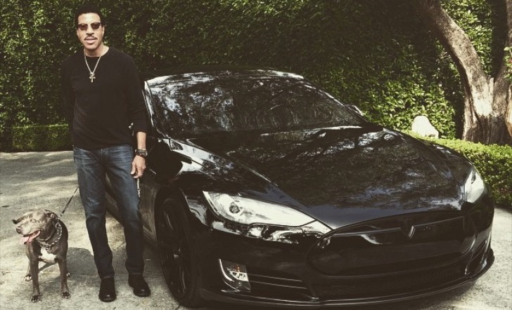 lionel-richie-is-a-tesla-model-s-driver-he-got-it-spruced-up-91163-7
